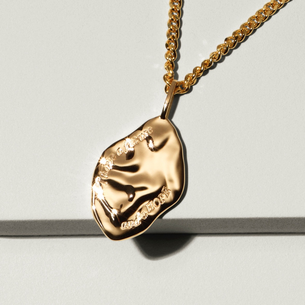 irregular shape on a pendant in gold